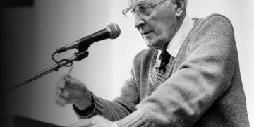 Hugh Nibley speaks at an air-quality symposium in 1989. Image via Deseret News.